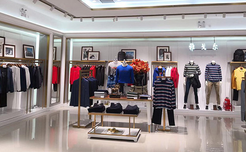 The Importance of Display Table in Clothing Display Racks to Clothing Stores