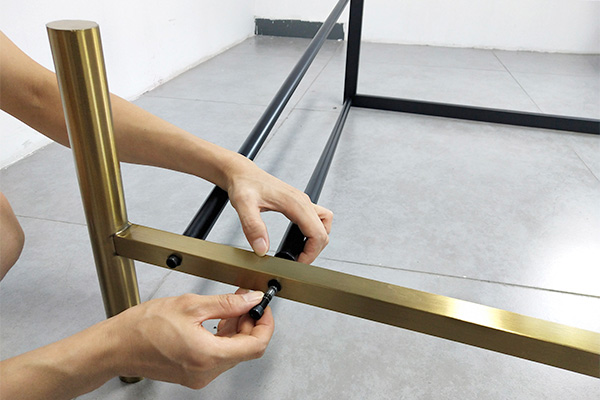 How to install the black-gold horizontal bar island rack