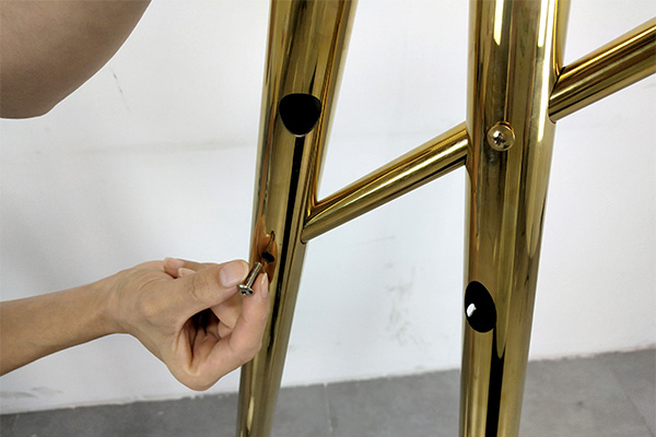 How to install the golden three-pronged coat and hat display rack