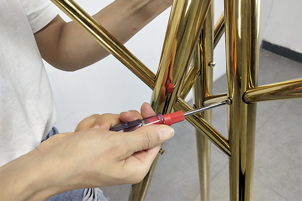 How to install the golden three-pronged coat and hat display rack